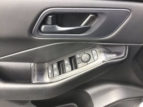 Used 2025 Nissan Rogue S FWD image 7