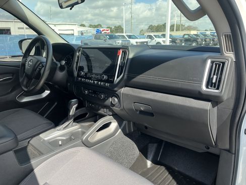 Used 2025 Nissan Frontier SV w/ SV Convenience Package image 17