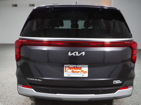 Used 2025 Kia Carnival image 8
