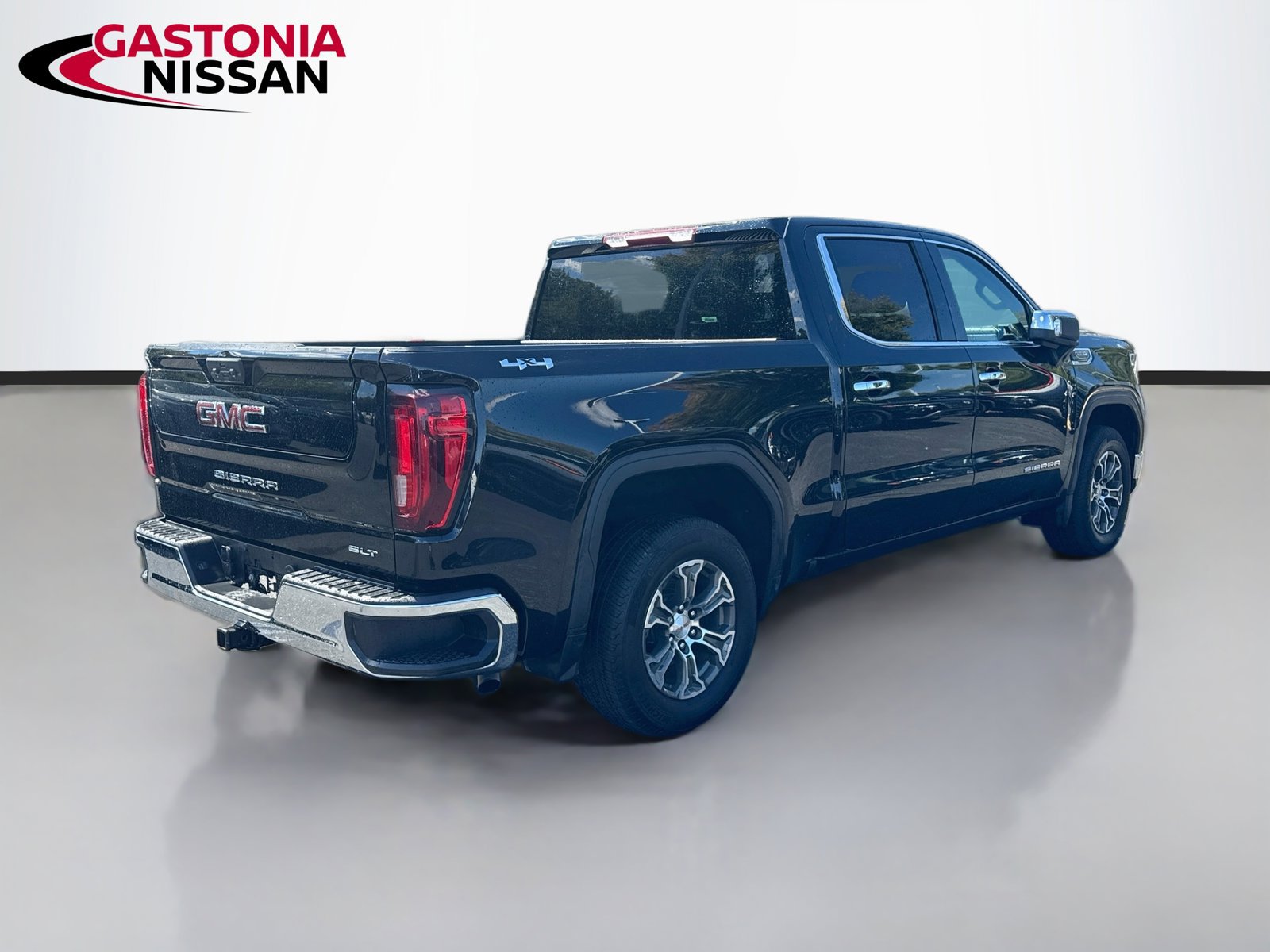 Used 2025 GMC Sierra 1500 SLT AWD/4WD image 9