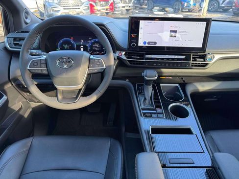 Used 2025 Toyota Sienna XLE Woodland Edition image 17