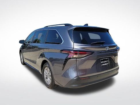 Used 2025 Toyota Sienna XLE FWD image 3