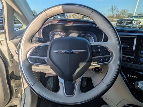 Used 2017 Chrysler Pacifica Limited w/ UConnect Theater Package image 18