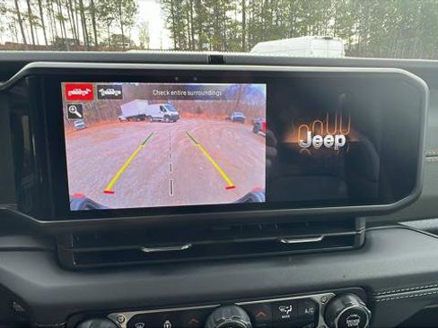 Certified 2024 Jeep Gladiator Mojave image 33