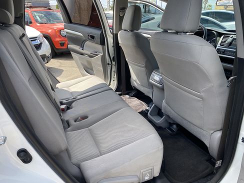 Used 2018 Toyota Highlander LE FWD image 20