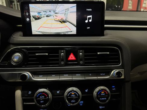 Used 2023 Genesis G70 2.0T image 18