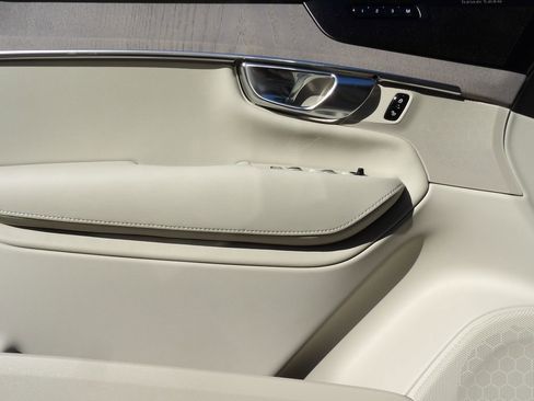 New 2026 Volvo XC90 T8 Ultra w/ Protection Package Premier AWD/4WD image 8