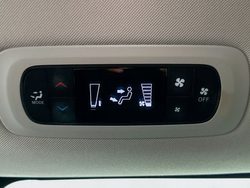 Used 2023 Chrysler Voyager LX image 23