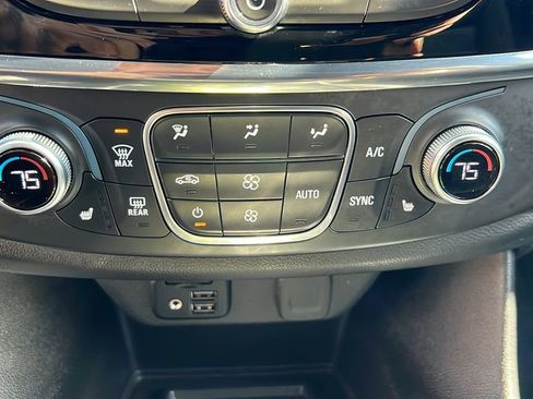 Used 2023 Chevrolet Traverse LT w/ LT Premium Package image 32