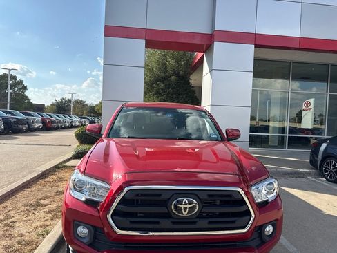 Used 2019 Toyota Tacoma SR5 RWD image 2