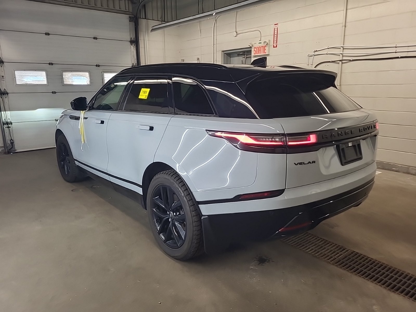 Used 2025 Land Rover Range Rover Velar Dynamic SE AWD/4WD image 4