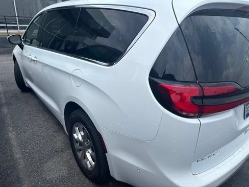 Used 2023 Chrysler Pacifica Touring-L AWD/4WD image 5