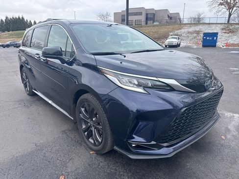 Used 2022 Toyota Sienna XSE image 2