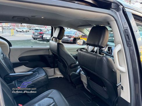 Used 2019 Chrysler Pacifica Touring-L image 15