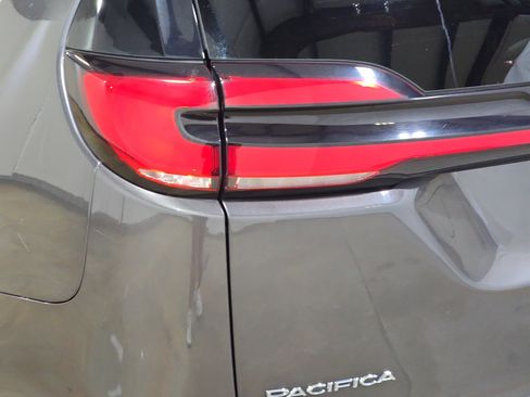 Used 2023 Chrysler Pacifica Touring-L FWD image 30