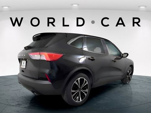 Used 2022 Ford Escape SE w/ SE Sport Appearance Package image 9