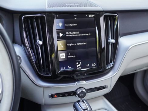 Used 2020 Volvo XC60 T5 Momentum w/ Protection Package FWD image 24