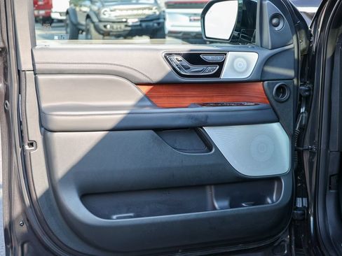 Used 2024 Lincoln Navigator Reserve AWD/4WD image 4