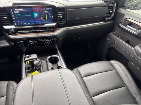Used 2025 Chevrolet Silverado 1500 LT Trail Boss w/ LT Trail Boss Premium Package AWD/4WD image 17