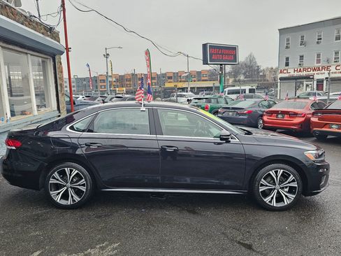 Used 2022 Volkswagen Passat 2.0T SE image 3