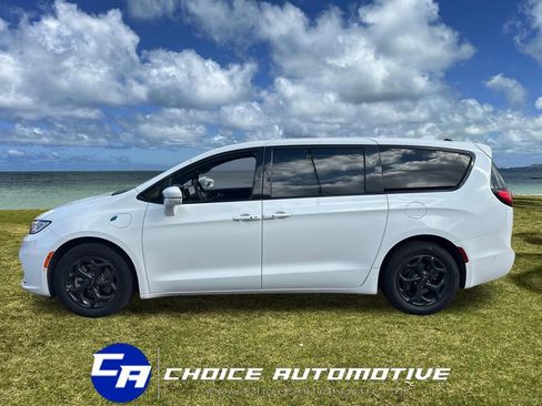 Used 2022 Chrysler Pacifica Touring-L w/ Uconnect Theater Family Group image 3