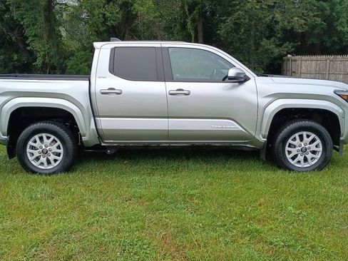 Used 2024 Toyota Tacoma SR5 AWD/4WD image 8