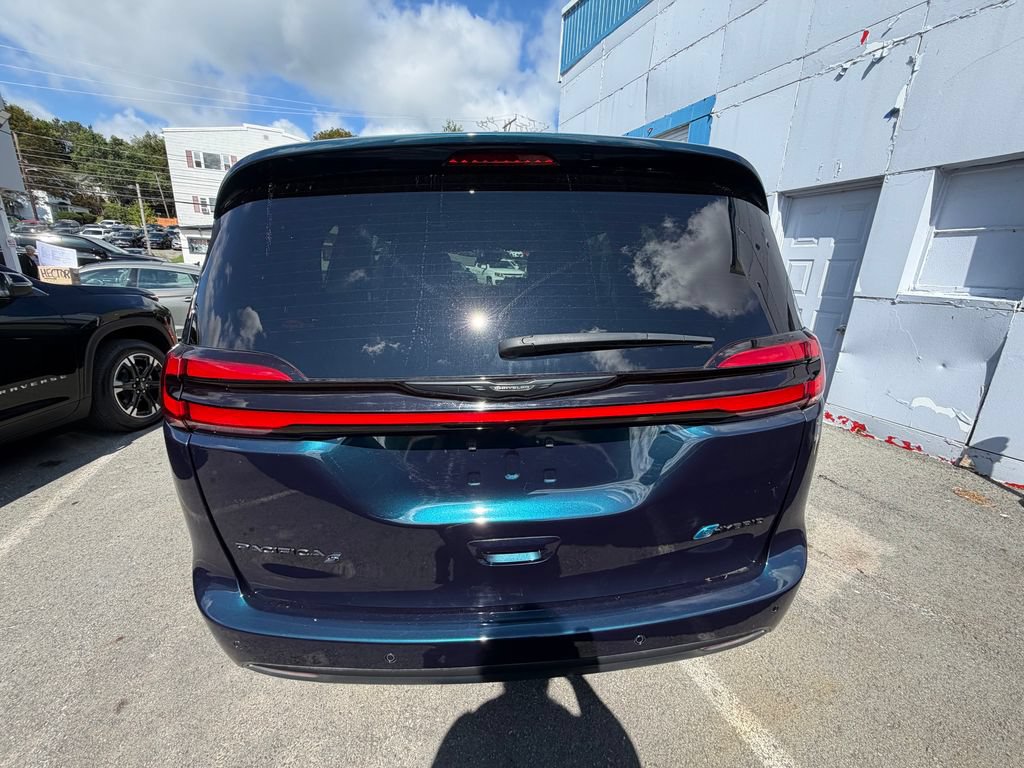 Used 2023 Chrysler Pacifica Touring-L w/ S Appearance Package FWD image 4