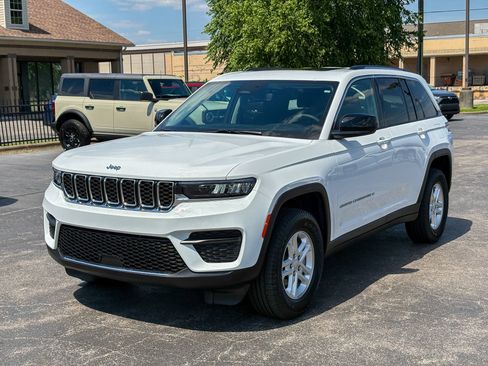 Used 2023 Jeep Grand Cherokee Laredo w/ Luxury Tech Group I AWD/4WD image 5