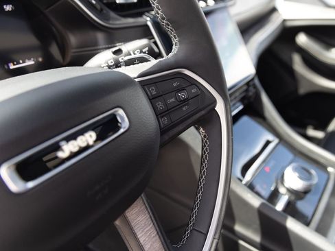 Used 2025 Jeep Grand Cherokee L Limited w/ Luxury Tech Group II AWD/4WD image 17