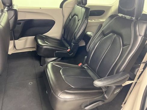 Used 2023 Chrysler Pacifica Touring-L FWD image 12