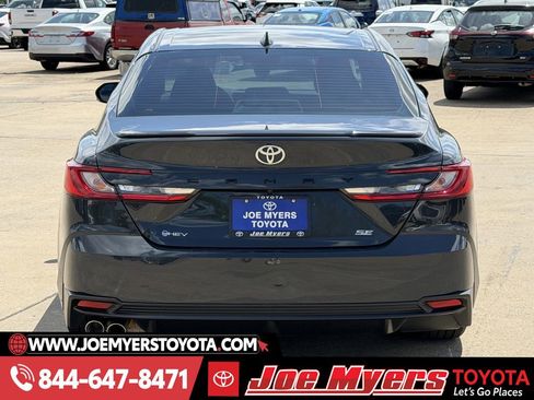 Used 2025 Toyota Camry SE w/ Convenience Package image 8