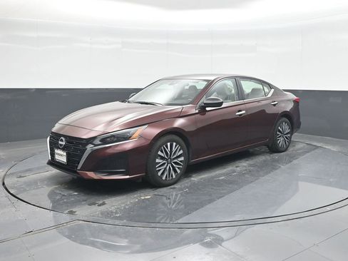 Used 2025 Nissan Altima 2.5 SV FWD image 1