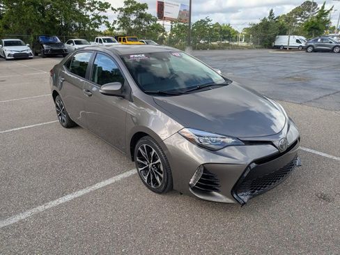 Used 2017 Toyota Corolla SE w/ SE Premium Package FWD image 3