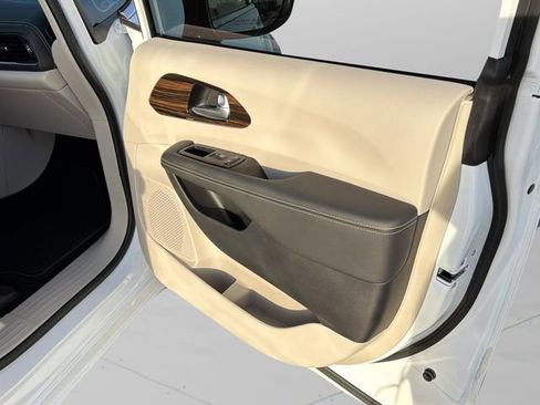 Used 2024 Chrysler Pacifica Limited image 10