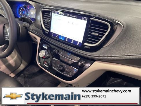 Used 2022 Chrysler Pacifica Touring-L image 21