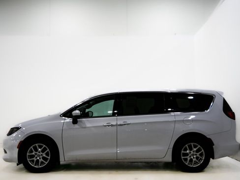 Used 2017 Chrysler Pacifica LX image 5