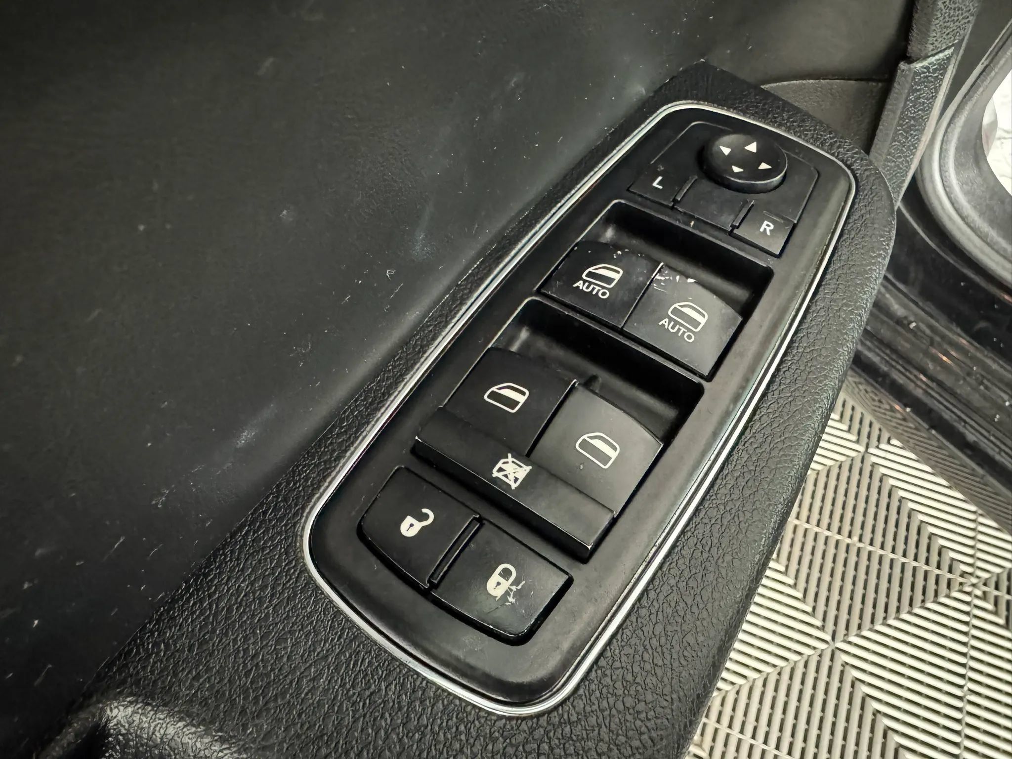 Used 2015 Chrysler 300 Limited w/ Driver Convenience Group AWD/4WD image 38
