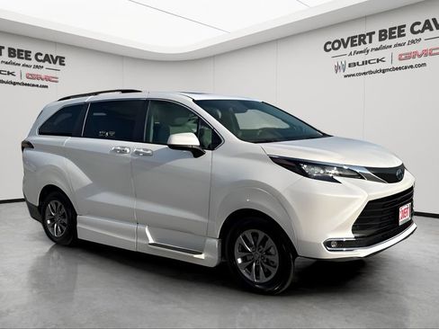 Used 2024 Toyota Sienna XLE w/ XLE Plus Package image 1