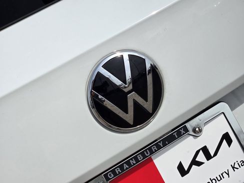 Used 2023 Volkswagen Taos SE w/ Panoramic Sunroof Package image 8