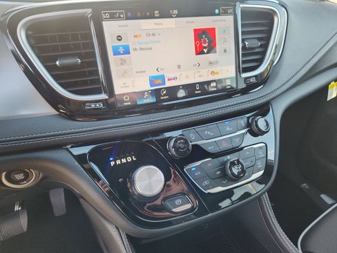 New 2026 Chrysler Pacifica Limited w/ S Appearance Package image 13