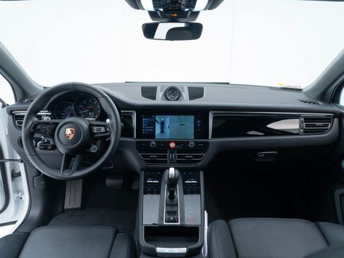 Certified 2026 Porsche Macan AWD/4WD image 31