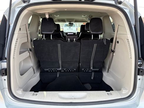 Certified 2023 Chrysler Pacifica Touring-L FWD image 7