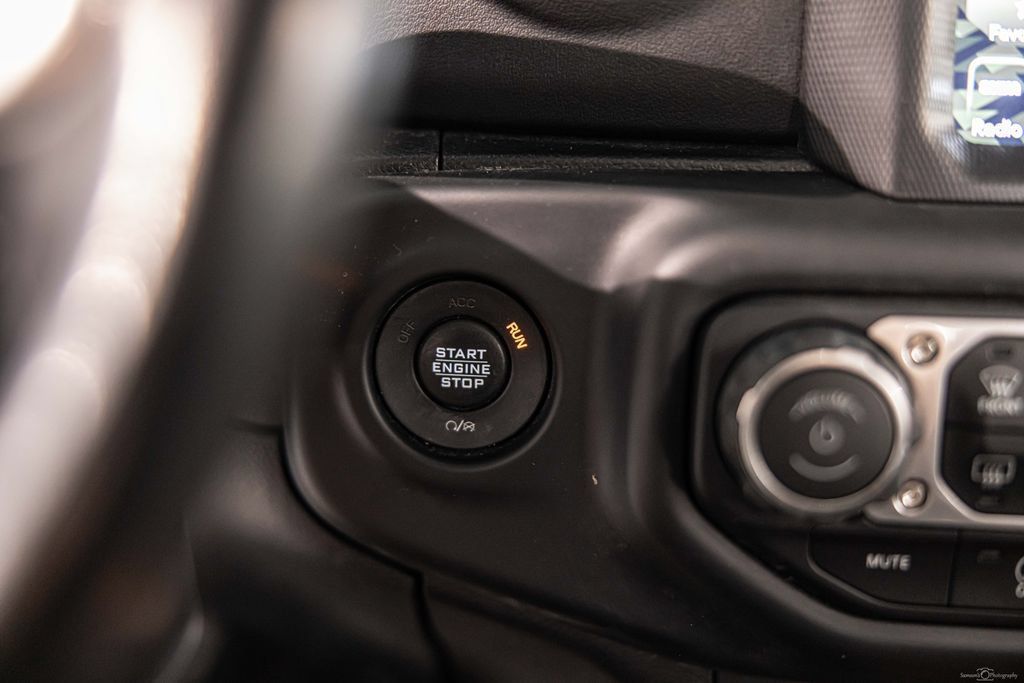 Used 2018 Jeep Wrangler Unlimited Sahara w/ Dual Top Group AWD/4WD image 27
