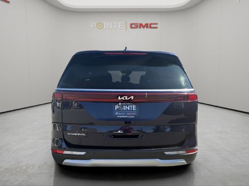 Used 2024 Kia Carnival LX FWD image 4