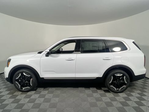 Used 2023 Kia Telluride EX w/ EX Captain's Chair Package FWD image 7