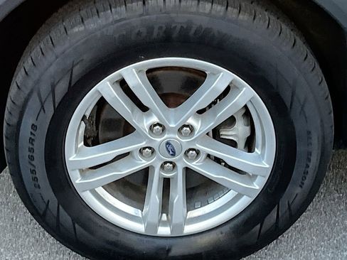 Used 2022 Ford Explorer XLT image 32