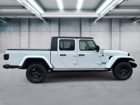 Used 2022 Jeep Gladiator Sport image 3
