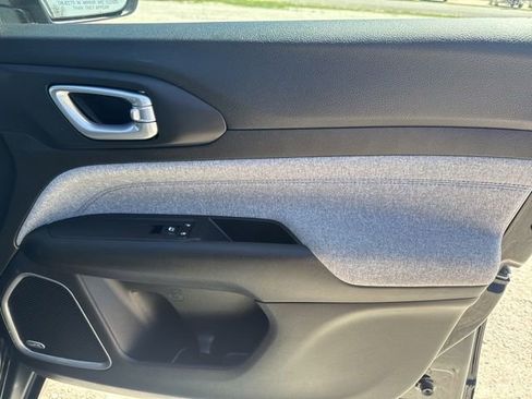 Used 2025 Jeep Compass Latitude w/ Sun & Sound Group image 22