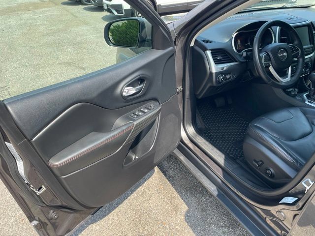 Used 2016 Jeep Cherokee Trailhawk w/ Comfort/Convenience Group AWD/4WD image 10