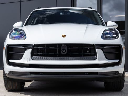 New 2026 Porsche Macan image 8